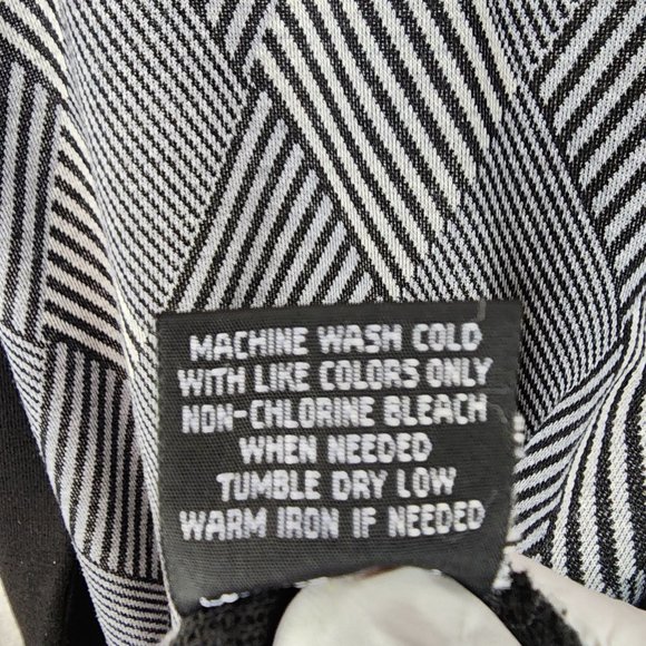 New Studio quarter zip black and white diamond plate sweater, size XLarge. - Picture 7 of 7